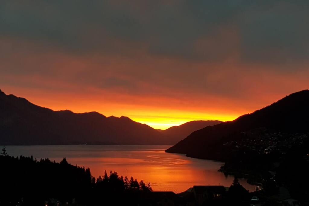 קווינסטאון Stunning Home With Amazing Wakatipu Lake Views מראה חיצוני תמונה