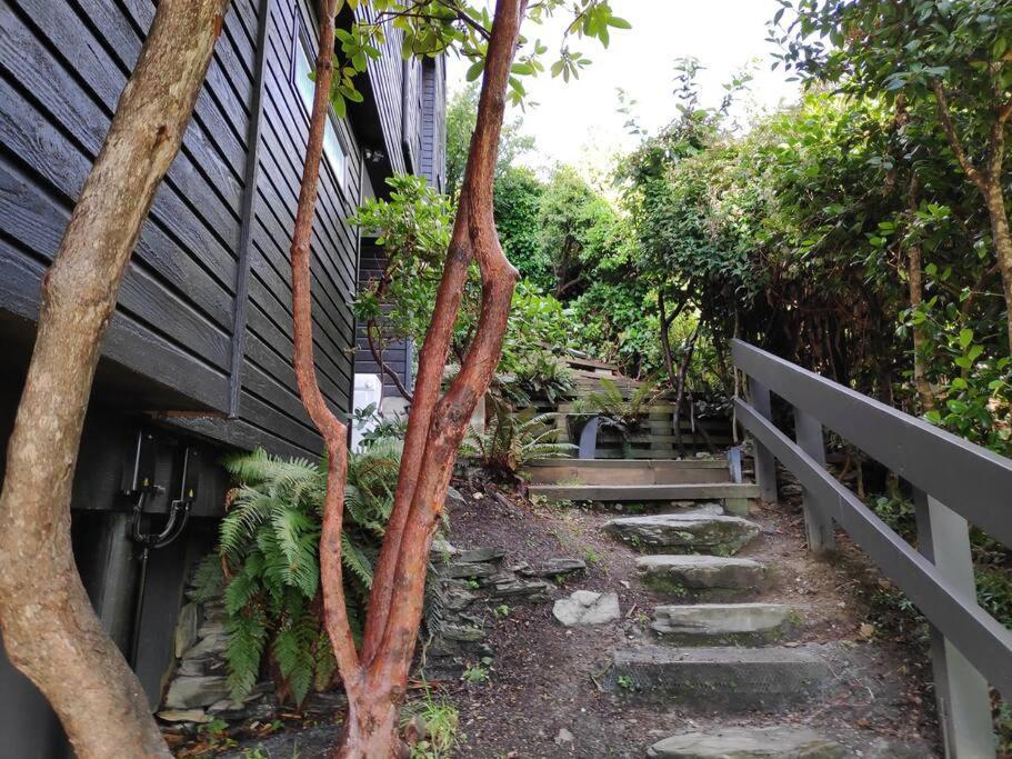 קווינסטאון Stunning Home With Amazing Wakatipu Lake Views מראה חיצוני תמונה