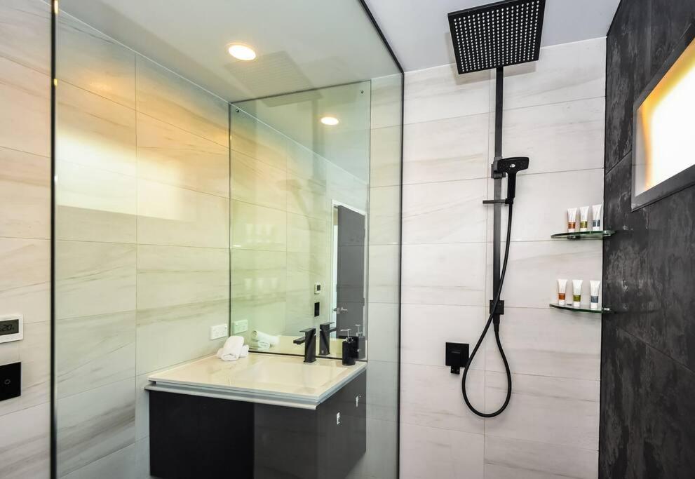 קווינסטאון Stunning Home With Amazing Wakatipu Lake Views מראה חיצוני תמונה