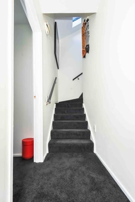 קווינסטאון Stunning Home With Amazing Wakatipu Lake Views מראה חיצוני תמונה