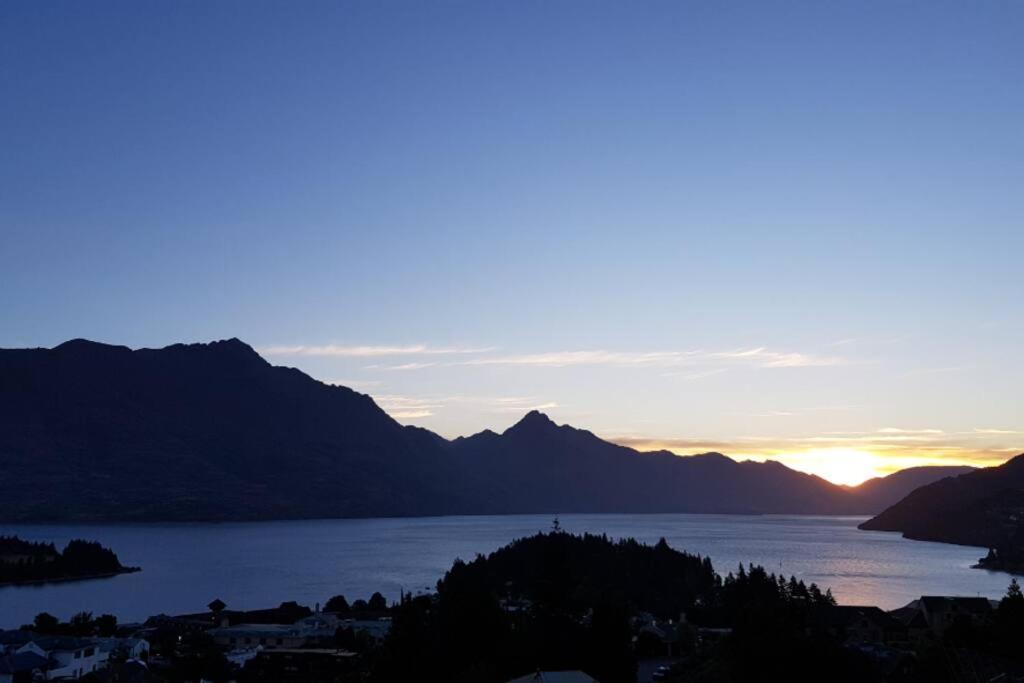 קווינסטאון Stunning Home With Amazing Wakatipu Lake Views מראה חיצוני תמונה